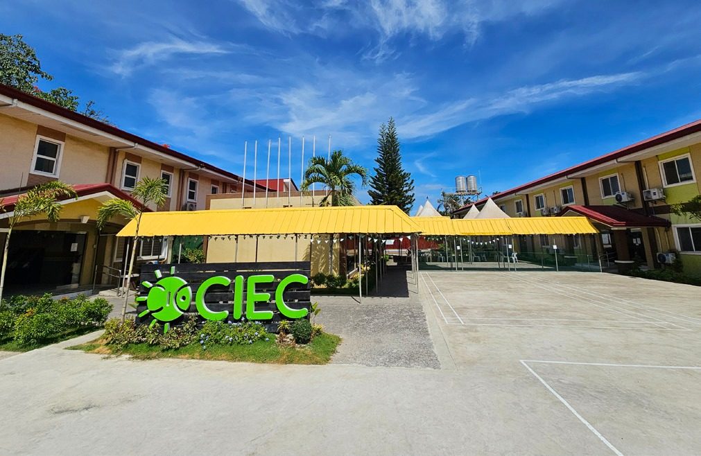 CIEC 어학원 캠퍼스 전경 (CIEC 사인)