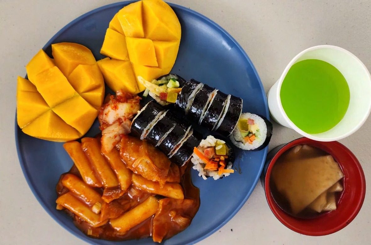 에듀톡 어학원 주니어 캠프 식사 (김밥·떡볶이·망고)