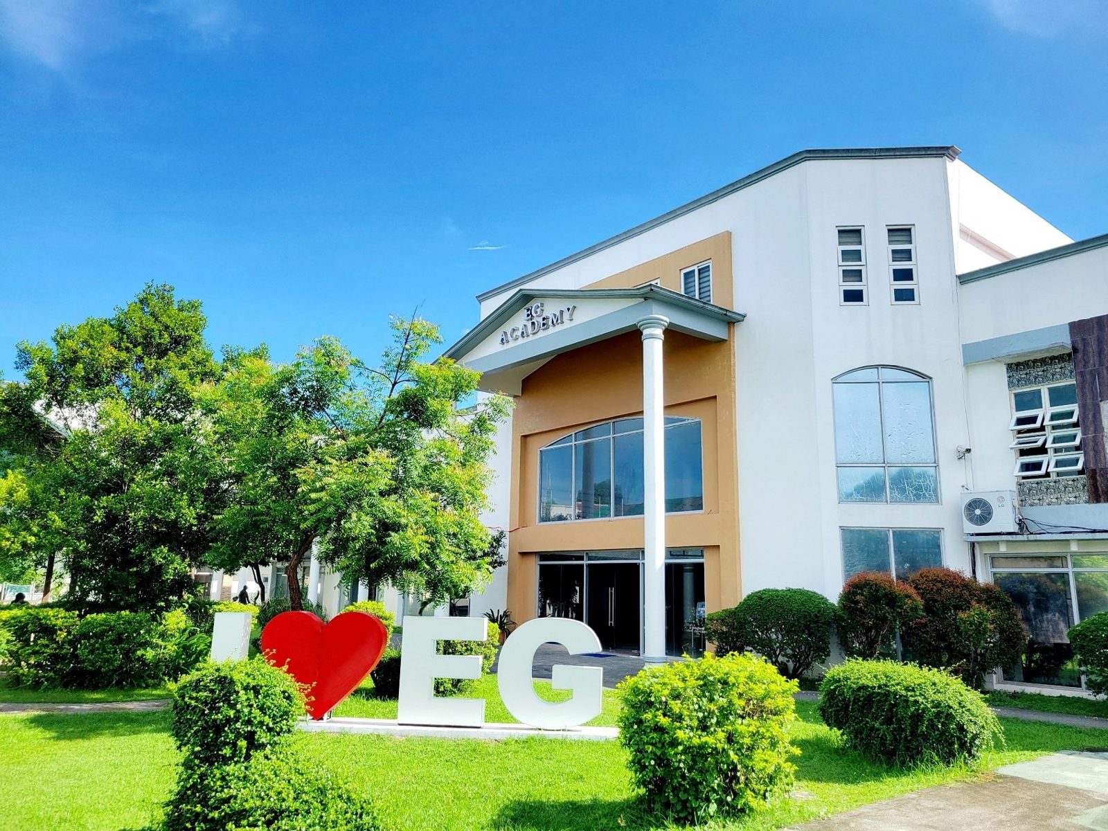 EG 어학원 캠퍼스 건물과 I♥EG 조형물