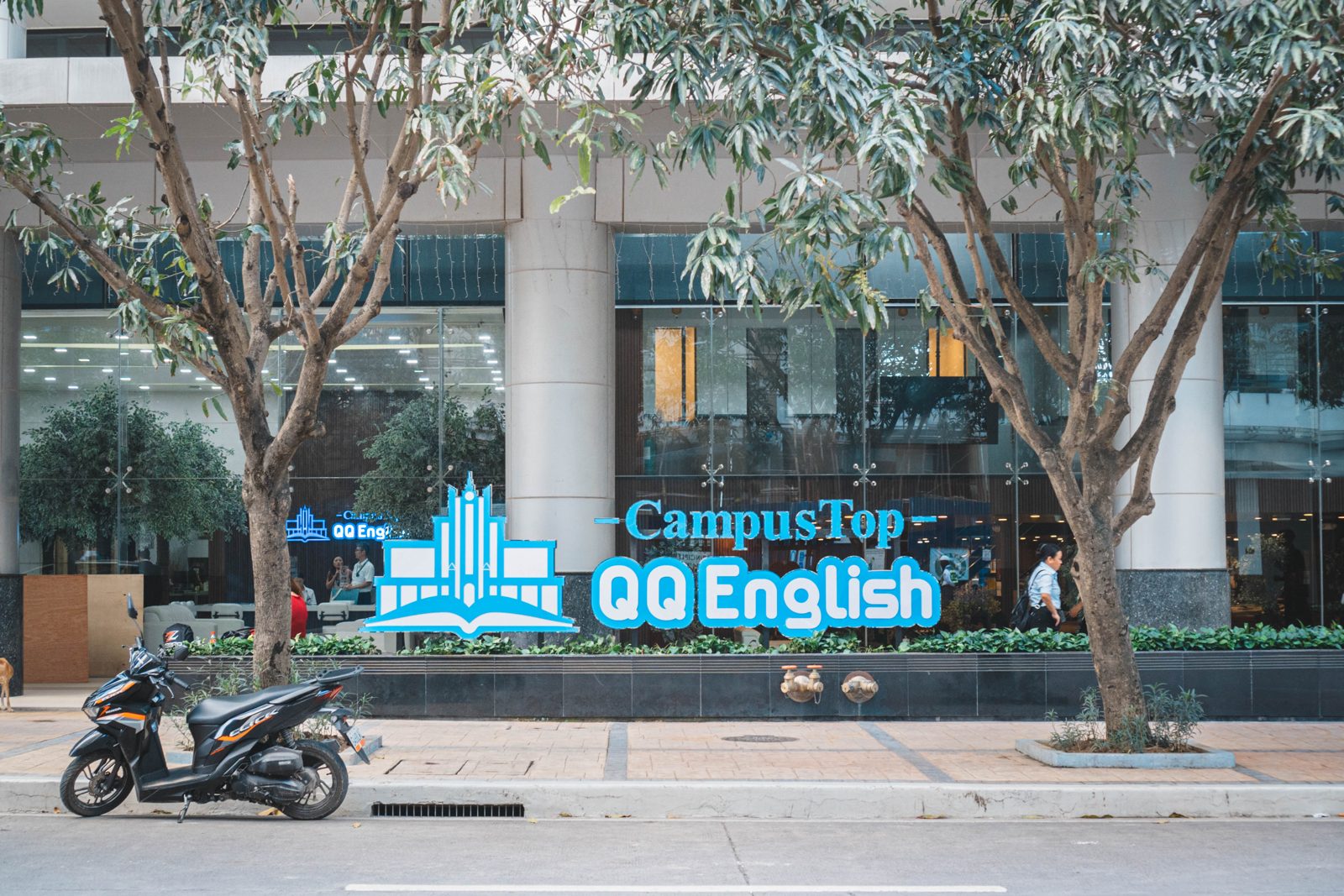 QQ어학원 (BFC 캠퍼스) 캠퍼스 외관 (CampusTop QQ English 간판)