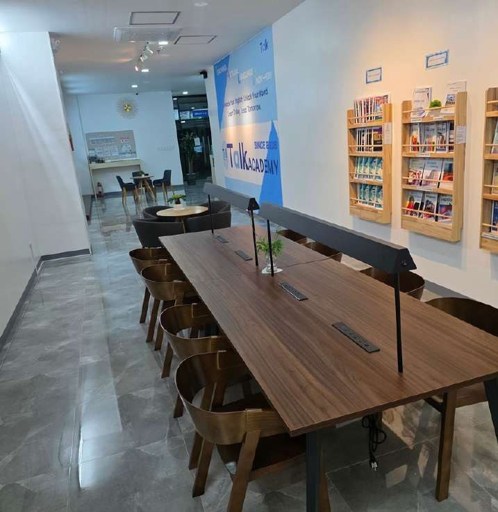 토크 어학원 메인 복도